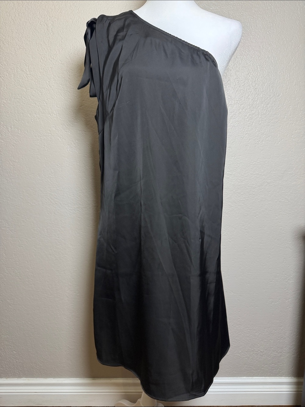 Elegant One-Shoulder Black Dress with Shoulder Tie